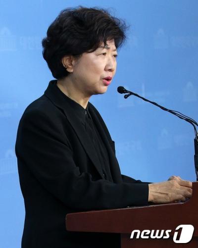 박인숙 의원. 박인숙 새누리당 의원이 오늘(29일) 오전 서울 여의도 국회에서 기자회견을 열고 친인척 비서관 채용과 관련해 사과하고 있다. /사진=뉴스1
