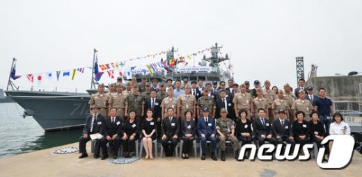 연평해전. 오늘(29일) 오전 경기도 평택시 해군2함대사령부에서 열린 제2연평해전 14주년 기념행사에서 유가족 등 참석자들이 전사한 6용사들의 이름으로 만든 함정 앞에서 기념촬영을 하고 있다. /자료사진=뉴시스