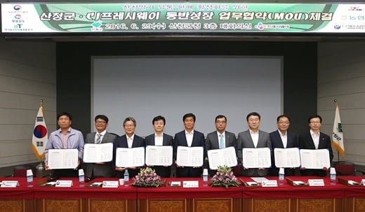 CJ프레시웨이 강신호 대표(왼쪽에서 6번째)가 허기도 산청군수, 경상남도 조규일 서부부지사 등이 참석한 가운데 산청딸기 유통, 판매 활성화를 위한 업무협약을 체결한 모습.@머니위크MNB, 식품 유통 · 프랜차이즈 외식 & 창업의 모든 것