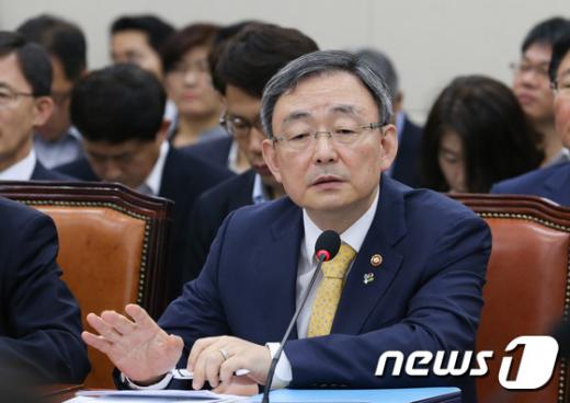 최성준 방송통신위원장이 29일 서울 여의도 국회에서 열린 미래창조과학방송통신위원회 전체회의에서 의원들의 질의에 답하고 있다. /사진=뉴스1
