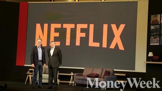 넷플릭스 공동 창립자 및 CEO인 리드 헤이스팅스(왼쪽)와 최고콘텐츠책임자 테드 사란도스. /사진=진현진 기자