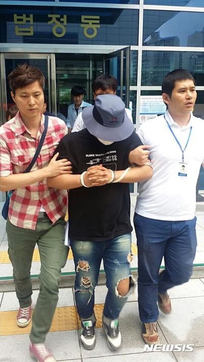 김장수 경위. 도봉구 여중생 집단성폭행 사건 가해자 1명이 경찰서를 나서고 있다. /사진=뉴시스