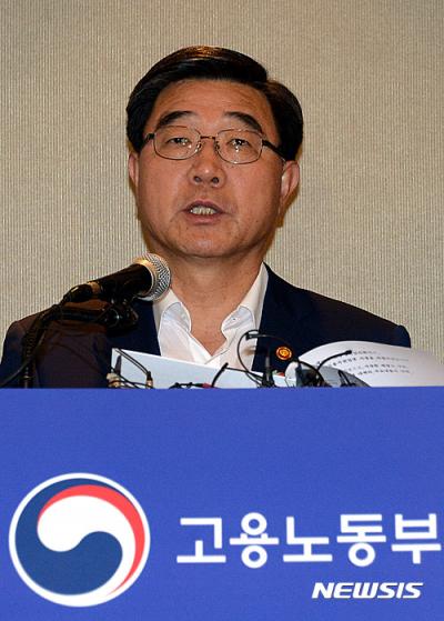 특별고용지원 업종. 이기권 고용노동부 장관이 오늘(30일) 오전 서울 중구 한국프레스센터에서 열린 제45차 고용정책심의회를 마친 뒤 브리핑을 하고 있다. /사진=뉴시스