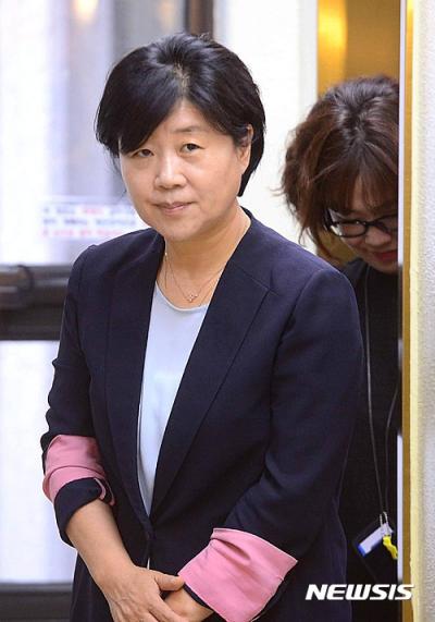 서영교 의원. '가족 보좌진 채용' 논란을 일으킨 더불어민주당 서영교 의원이 소명을 위해 오늘(30일) 서울 여의도 당사에서 열린 당무감사원 회의에 출석하고 있다. /사진=뉴시스