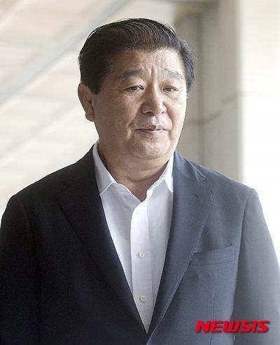 남양주시장. 야구장 인·허가 비리 의혹을 받고 있는 이석우 남양주 시장이 지난해 8월 21일 오후 서울 서초구 서울중앙지검으로 출석하고 있다. /자료사진=뉴시스