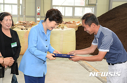 박근혜 대통령이 30일 오전 강원 홍천 친환경에너지타운을 방문해 마을 주민들로부터 명예주민증을 전달받고 있다. /사진=뉴시스