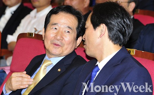[MW사진] 귀엣말 나누는 정세균 의장과 우상호 원내대표