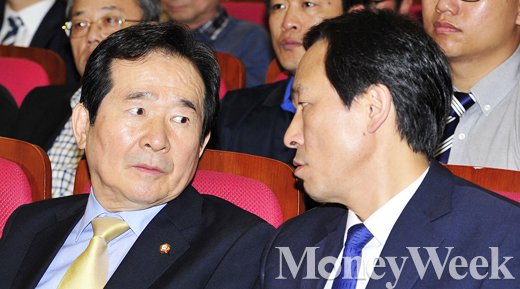 [MW사진] 정세균-우상호, '무슨 대화 중?'