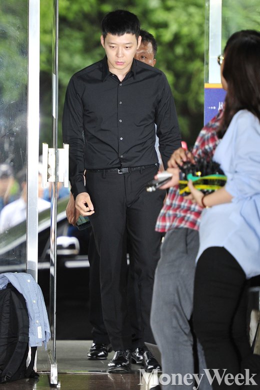 [MW사진] 어두운 표정의 박유천, '30일 강남서 출석'