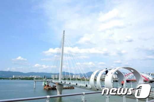 소양강 스카이워크. 지난 29일 강원도 춘천시 근화동 소양2교 주변에 소양강 스카이워크가 완공된 모습을 보이고 있다. /자료사진=뉴스1 