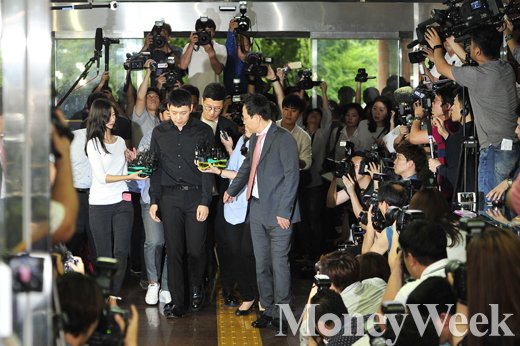 [MW사진] 터벅터벅 강남서 입장하는 박유천, 취재진 시선몰이