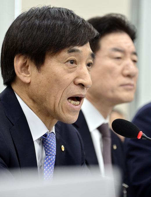 이주열 한국은행 총재가 지난달 30일 오전 서울 여의도 국회에서 열린 기획재정위원회 전체회의에 참석해 의원들의 질의에 답하고 있다. /사진=뉴시스