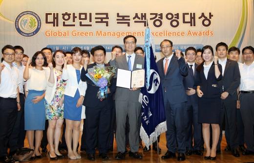 지난달 30일 서울 대한상공회의소 국제회의장에서 열린 2016대한민국 녹색경영대상에서 권재중 신한은행 부행장(앞줄 정가운데)과 직원들이 국무총리 표창 수상 후 파이팅을 외치고 있는 모습./사진=신한은행