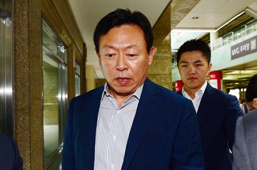신동빈 롯데그룹 회장이 4일 오전 서울 중구 소공동 본사로 출근하고 있다./사진=머니투데이DB