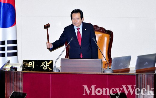[MW사진] 제20대 국회 첫 대정부질문 개의 알리는 정세균 의장