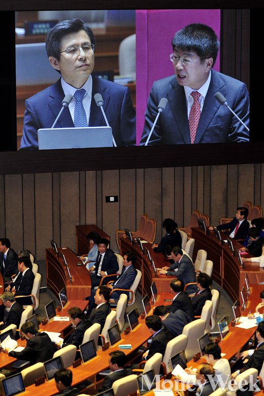 [MW사진] 제20대 국회 첫 대정부질문, '시작부터 총리 몰아부치는 이종구 의원'