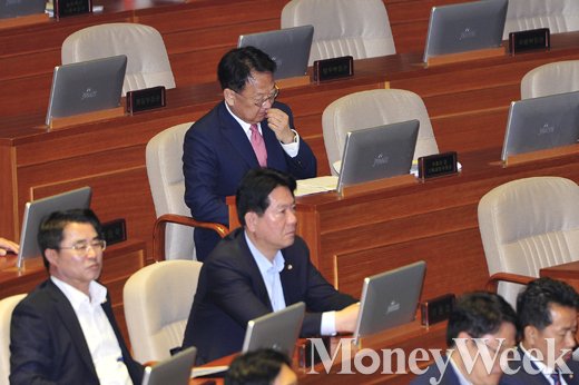 [MW사진] 국회 대정부질문, '고심하는 유일호 경제부총리'