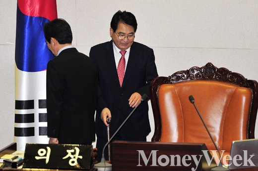 [MW사진] 국회 대정부질문, '임무교대하는 정세균-심재철'