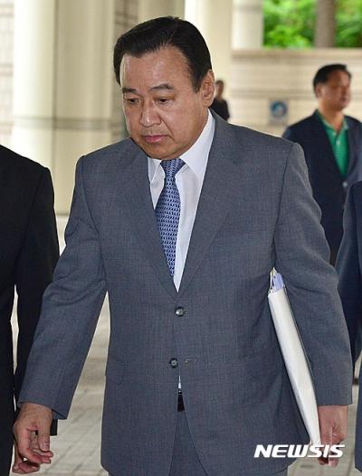 이완구. 고 성완종 전 경남기업 회장에게 불법 정치자금을 받은 혐의로 기소된 이완구 전 국무총리가 오늘(4일) 오전 서울 서초구 서울고등법원에서 열린 항소심 4차 공판에 출석하고 있다. /사진=뉴시스