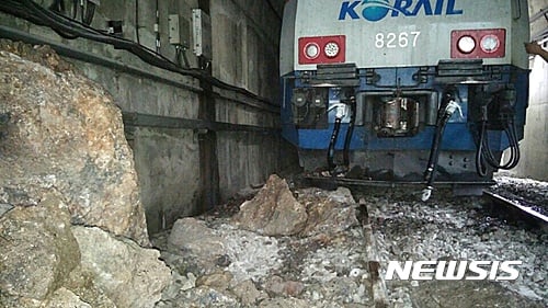 열차탈선. 오늘(4일) 오전 8시21분쯤 경북 봉화군 석포면 석포역에서 무궁화 1671호 열차가 낙석으로 탈선했다. /사진=뉴시스(봉화군 제공)