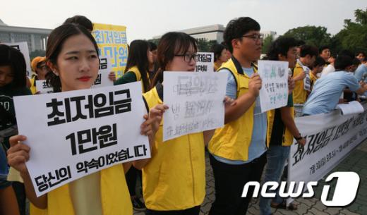 알바노조. 최저임금위원회 재개를 하루 앞둔 지난 3일 서울 여의도 국회 앞에서 알바노조 회원들이 최저임금 1만원을 촉구하는 기자회견을 하고 있다. /자료사진=뉴스1