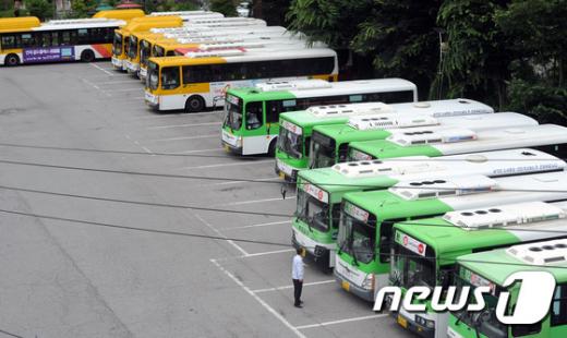 광주 시내버스. 지난 1일 광주시 동구 무등산 증심사 주변 버스종점 주차장에 광주시내버스들이 나란히 서있다. /자료사진=뉴스1