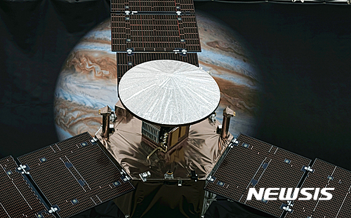 NASA 탐사선. 목성 탐사선 주노의 실물 4분의1 크기 모델이 지난 1일(현지시간) 미국 캘리포니아주 패서디나의 항공우주국(나사) 제트추진연구소에 전시돼 있다. /자료사진=뉴시스