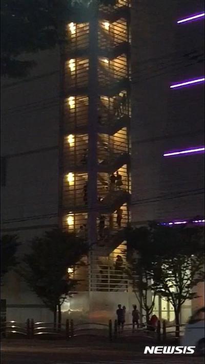 5일 오후 8시33분쯤 울산시 인근 해역에서 규모 5.0의 지진이 발생한 가운데 울산 남구 삼산동 한 영화관에서 시민들이 비상계단으로 대피하고 있다. /사진=뉴시스(시민 제공)