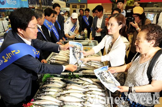 [MW사진] 김영석 해수부 장관, '맛좋은 고등어 잘부탁드립니다'