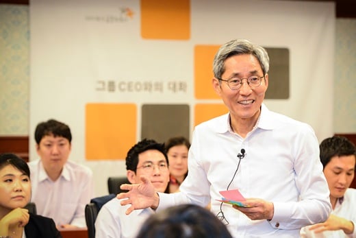 지난 5일(화) 여의도 현대증권 본사에서 진행된 첫 번째 'KB금융그룹 CEO와의 대화'에서 KB금융 윤종규 회장이 직원들의 질문에 답변을 하고 있다. /사진=현대증권 제공
