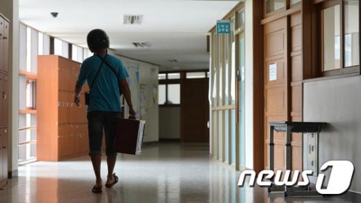 이현고등학교 조리종사자들이 파업에 들어가 학생들이 배달음식 등으로 점심을 대체하고 있다. 6일 오후 한 배달원이 교실에 음식을 배달하고 있다. /사진=뉴스1