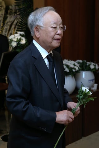 손경식 CJ그룹 회장이 지난 5월 서울 서대문구 신촌세브란스병원 장례식장에 마련된 방우영 조선일보 상임고문 빈소를 찾아 조문하고 있다./사진=뉴스1DB