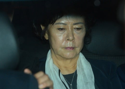 신영자 롯데장학재단 이사장이 7일 새벽 서울 서초구 서울중앙지검을 나와 구치소로 향하고 있다./사진=뉴스1DB