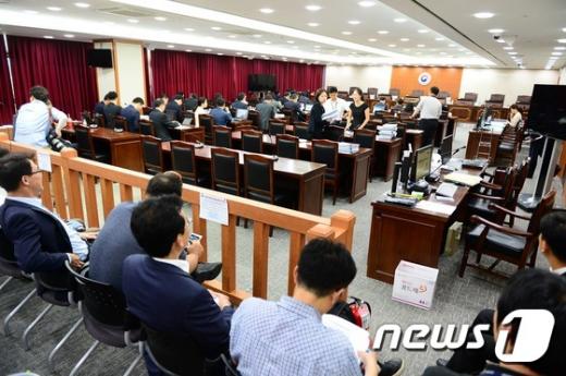 공정거래위원회 직원들이 지난달 22일 정부세종청사 공정위 심판정에서 열린 6개 시중은행의 양도성예금증서(CD)금리 담합의혹에 대한 심의에 앞서 자료를 정리하고 있다. /사진=뉴스1