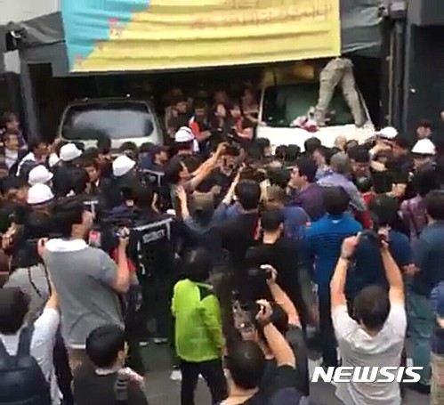 리쌍 건물에서 오늘(7일) 강제집행이 실시되고 있다. /사진=뉴시스(시민 제공)