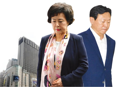 (왼쪽부터) 신영자 롯데장학재단 이사장, 신동빈 롯데그룹 회장. /사진=뉴시스 DB
