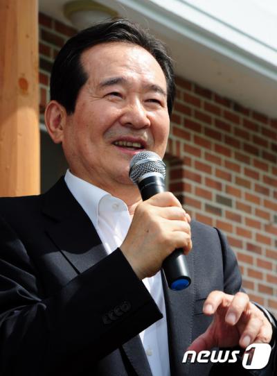 정세균 국회의장. 전북을 방문한 정세균 국회의장이 오늘(7일) 오전 선영이 있는 전북 진안군 동향군 하능마을을 찾아 주민들에게 감사의 말을 전하고 있다. /사진=뉴스1