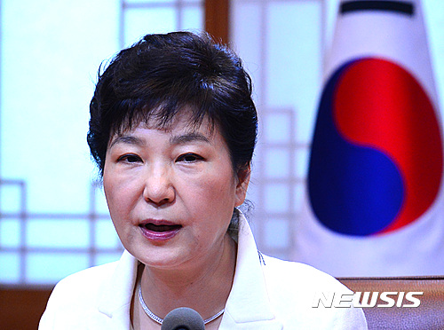 박근혜 대통령이 지난 11일 오전 청와대 집현실에서 열린 수석 비서관회의를 주재하며 모두발언을 하고 있다. /사진=뉴시스