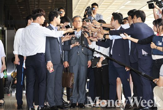 [MW사진] 취재진 이목집중, 롯데홈쇼핑 강현구 사장