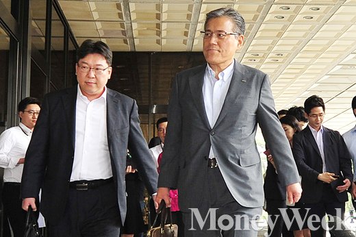 [MW사진] 무거운 표정으로 검찰 출석한 강현구 롯데홈쇼핑 사장