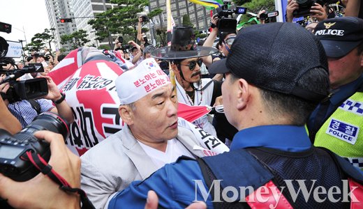 [MW사진] 자위대 창설 기념행사 규탄, '이거 안놔?'