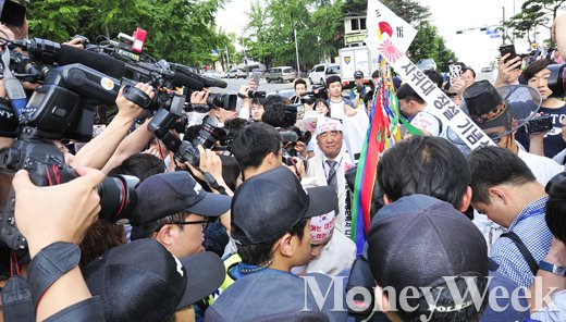 [MW사진] 시민단체-경찰-취재진으로 호텔 앞은 '몸살'