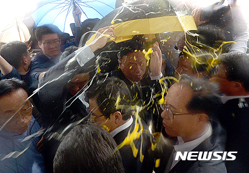 황교안 국무 총리가 15일 경북 성주를 방문한 가운데 사드 배치에 반발하고 있는 주민들이 황 총리 일행에 달걀을 던지고 있다. /사진=뉴시스