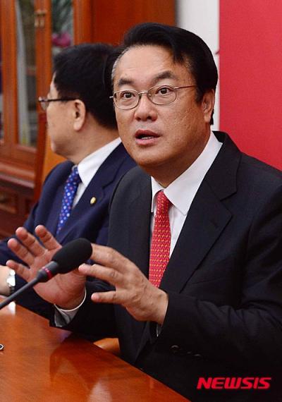 윤상현·최경환 녹취록에 대해 언급한 새누리 정진석 원내대표. /자료사진=뉴시스