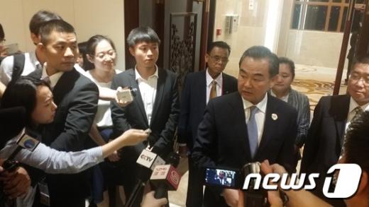 왕이 중국 외교부장(오른쪽 질문받는 이)이 지난 24일 한중 양자회담에서 취재진의 질의에 답하고 있다. /사진=뉴스1