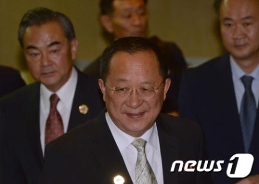 추가 핵실험 여부에 대해 언급한 북한 리용호 외무상(가운데). /자료사진=뉴스1