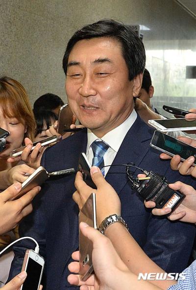 이종걸 더민주 의원. 이종걸 더민주 비대위원이 오늘(27일) 오전 서울 여의도 국회에서 열린 비대위 회의를 마치고 취재진의 질문에 답했다. /사진=뉴시스