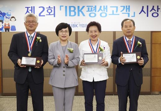 (왼쪽부터) 서정섭 고객, 권선주 기업은행장, 백순임 고객, 이교성 고객/사진=IBK기업은행