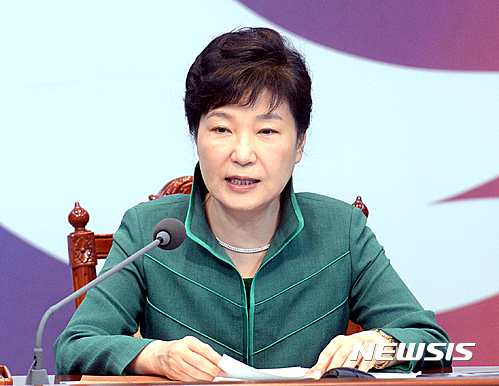 박근혜 대통령이 오늘(2일) 오전 청와대에서 열린 영상 국무회의에 참석했다. /사진=뉴시스