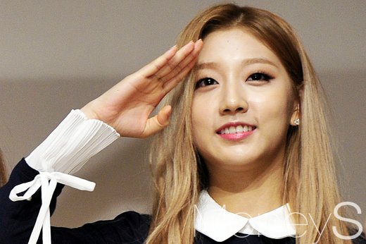 [머니S포토] 러블리즈 예인, '앙증맞은 거수경례에 군인장병 심쿵'
